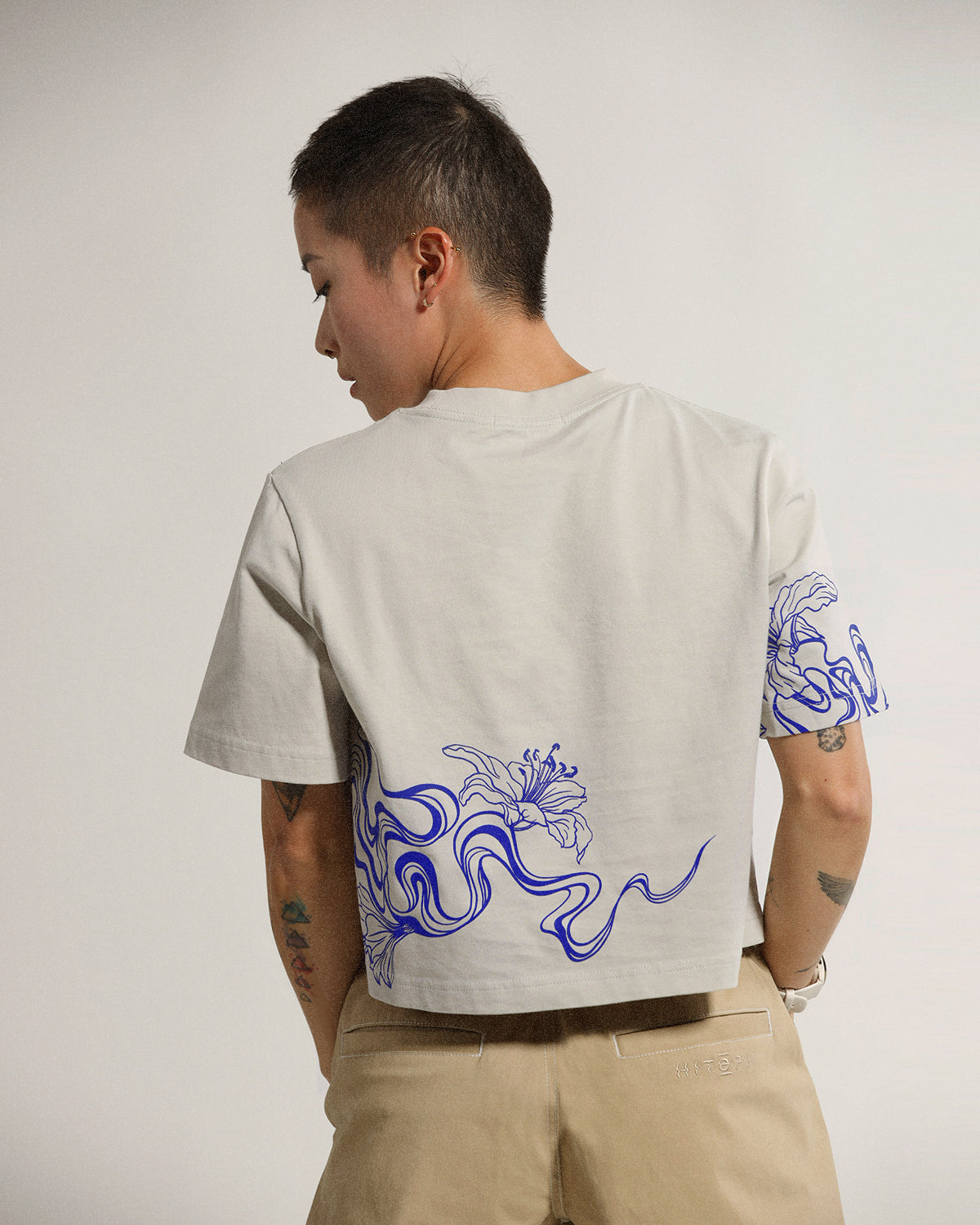 Entangled Fragaria | Crop Tee | Charcoal